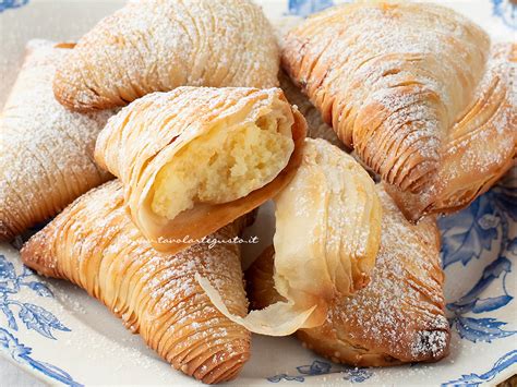 Immagine di sfogliatelle ricce con ripieno di crema di ricotta e cioccolato bianco