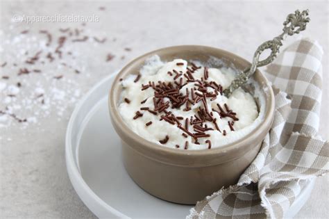 Illustrazione che mostra la preparazione della crema di ricotta e cioccolato bianco