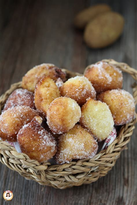 Piatto di frittelle dolci con zucchero a velo