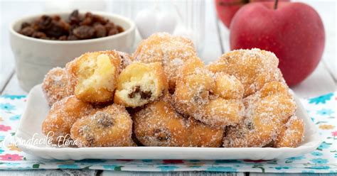 Ingredienti per frittelle dolci: mele, uvetta, farina