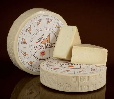 formaggio Montasio DOP tagliato a cubetti e grattugiato