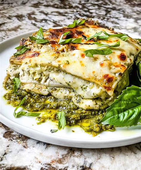 Una lasagna al pesto invitante, pronta per essere servita
