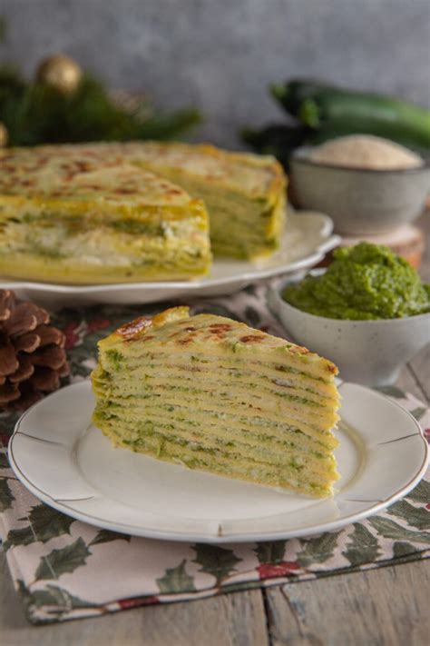 Strati di crepes, pesto e crema di taleggio che compongono la torta