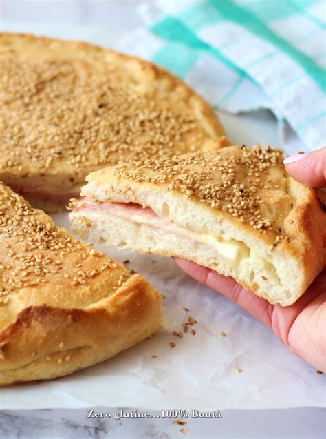 Immagine di una focaccia ripiena di stracchino appena sfornata, dorata e invitante