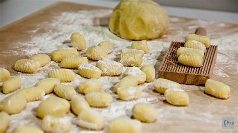 Primo piano degli gnocchi di patate appena formati con la rigatura tipica