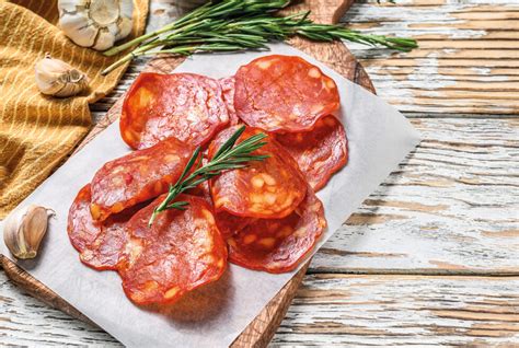 Ingredienti tipici della cucina calabrese, tra cui salame piccante e pomodori
