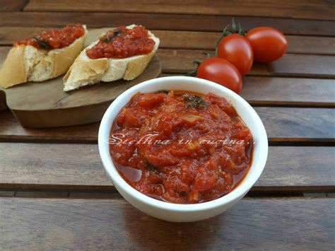 Processo di preparazione del sugo con pomodoro, cipolla e salame