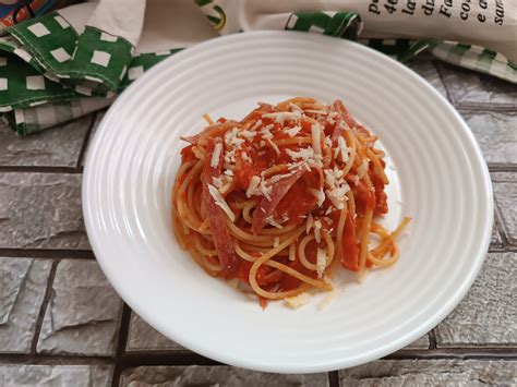 Ingredienti per un sugo piccante con salame e provolone