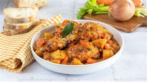 Immagine di un secondo piatto di pollo succulento con contorno di verdure