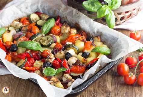 Immagine di un contorno colorato di verdure miste cotte al forno