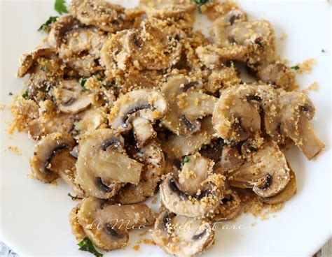 Immagine di funghi champignon gratinati al forno, dorati e appetitosi