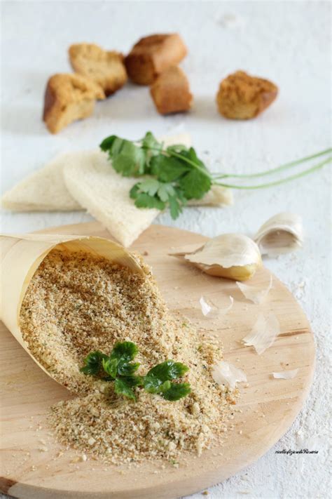 Primo piano del mix di pangrattato, parmigiano e prezzemolo pronto per gratinare i funghi