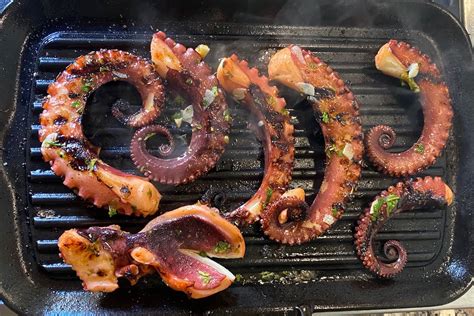 Piatto finito di polpo alla griglia servito con contorno di verdure fresche