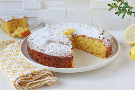 Ingredienti principali per la Caprese al Limone: farina di mandorle, limoni, cioccolato bianco