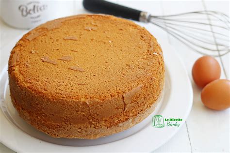 Processo di montatura delle uova per la base della torta