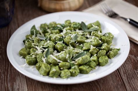 Ingredienti base per gli gnocchi verdi: patate, spinaci, farina