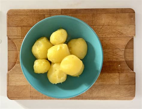 Patate bollite intere, pronte per essere schiacciate