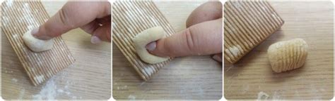 Formare gli gnocchi con una forchetta per creare le rigature