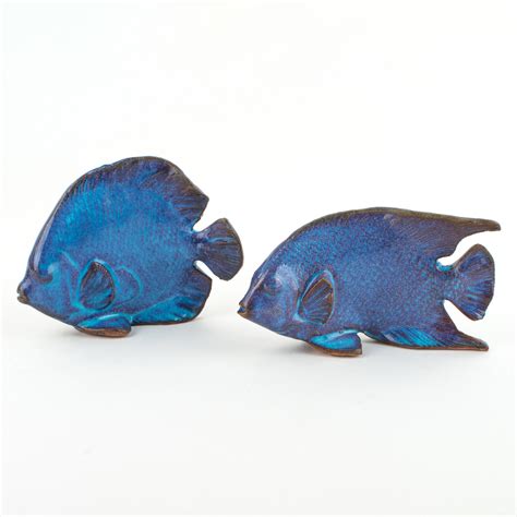 Serie di pesci in ceramica dai colori vivaci, ispirati al mare