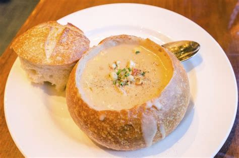 Una ciotola di Clam Chowder servita all'interno di un pane scavato, con il Golden Gate Bridge sullo sfondo