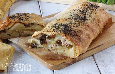 strudel salato con patate, funghi e salsiccia pronto per essere infornato