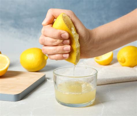 Mele affettate sottilmente in una ciotola con succo di limone