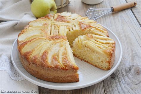 Ingredienti per l'impasto della torta di mele disposti sul piano di lavoro: farina, zucchero, uova, olio di semi, latte