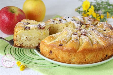 Torta di mele nello stampo, con le mele disposte artisticamente sulla superficie, pronta per essere infornata