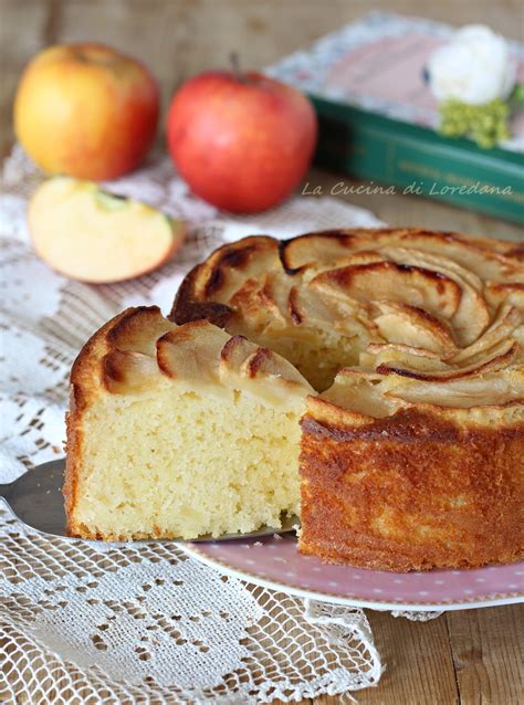 Torta di mele appena sfornata con la cremina dorata e mandorle a lamelle