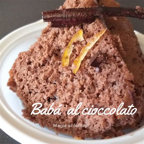primo piano di un babà al cioccolato fondente pronto per essere inzuppato