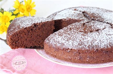 torta al cioccolato fondente senza uova, soffice e umida