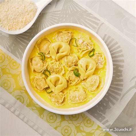 una bustina di zafferano sciolta in panna, creando una crema dorata