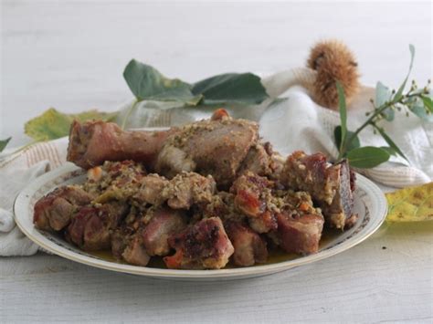 Ossibuchi di tacchino marinati con erbe aromatiche e vino bianco