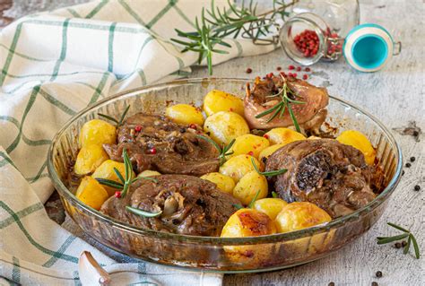 Pirofila con ossibuchi di tacchino e patate novelle pronte per essere infornate