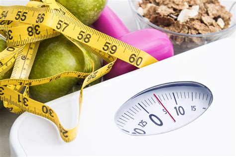 Infografica che illustra i benefici del meal prep: controllo nutrizionale, recupero muscolare, perdita di peso, risparmio economico, riduzione dello stress.