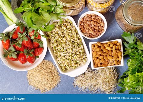 Immagine composita che mostra una varietà di alimenti sani: petto di pollo, salmone, riso integrale, quinoa, broccoli, spinaci, avocado, mandorle.