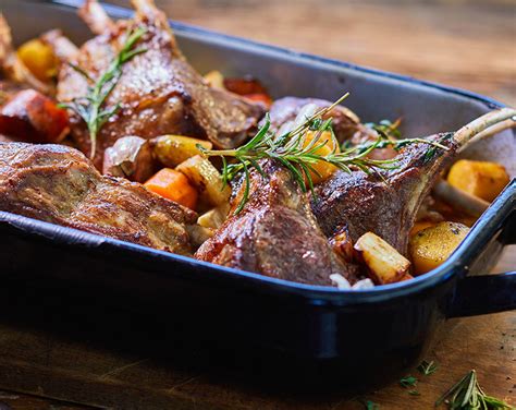 Ingredienti principali per l'agnello al forno con patate