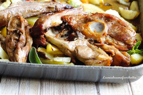Pezzi di agnello e patate novelle pronte per la cottura