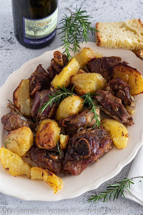 Piatto finito: Agnello al forno con patate dorate e rosmarino
