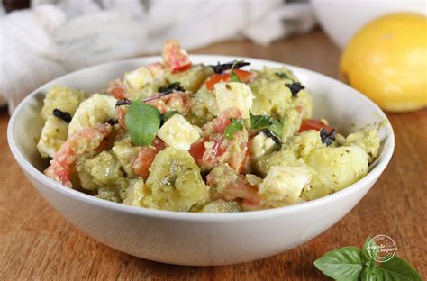 Immagine dell'insalata di patate, pomodoro e mozzarella pronta per essere servita