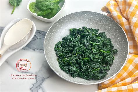 Sequenza di immagini che illustrano la cottura degli spinaci, il loro scolamento e la preparazione del composto con ricotta e noce moscata.