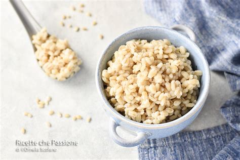 Pentola con orzo perlato in cottura lenta.