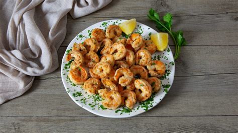 Immagine di gamberetti saltati in padella con limone e prezzemolo