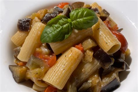 Ingredienti freschi per la pasta: melanzane, pomodorini, guanciale e pasta