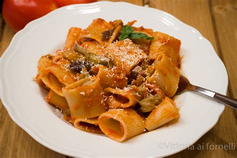 Mantecatura della pasta nel sugo con melanzane e guanciale