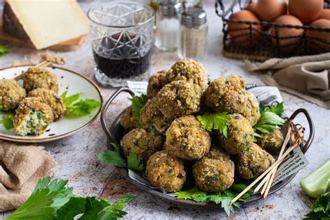 Immagine di polpette di sedano fritte e ripassate nel sugo, tipiche della cucina valdarnese.