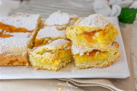Primo piano di una fetta di crostata morbida al mandarino che mostra la consistenza della crema e della base