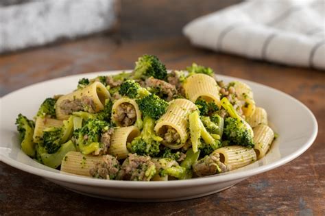Immagine di un piatto di pasta con broccoli e salsiccia
