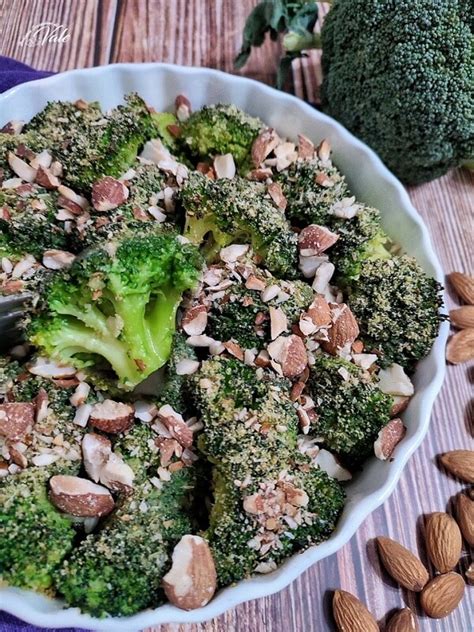Immagine di broccoli al forno con mandorle e formaggio