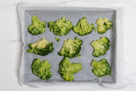 Immagine di smashed broccoli croccanti su una teglia